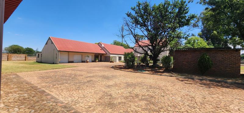 To Let 4 Bedroom Property for Rent in Klippoortjie Gauteng