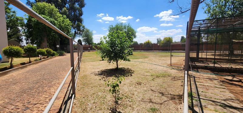 To Let 4 Bedroom Property for Rent in Klippoortjie Gauteng