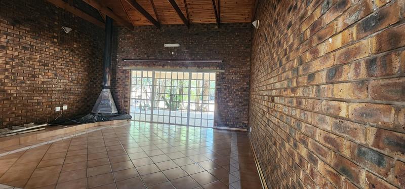 To Let 4 Bedroom Property for Rent in Klippoortjie Gauteng