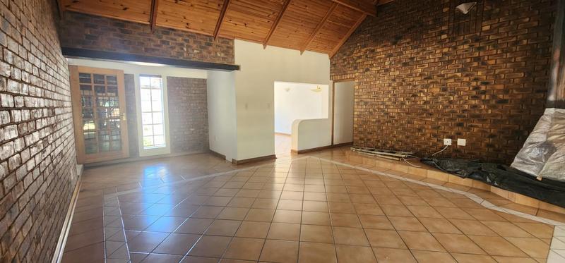 To Let 4 Bedroom Property for Rent in Klippoortjie Gauteng