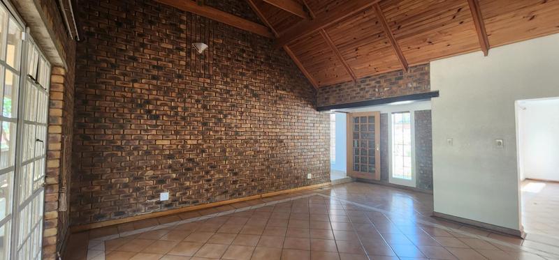 To Let 4 Bedroom Property for Rent in Klippoortjie Gauteng