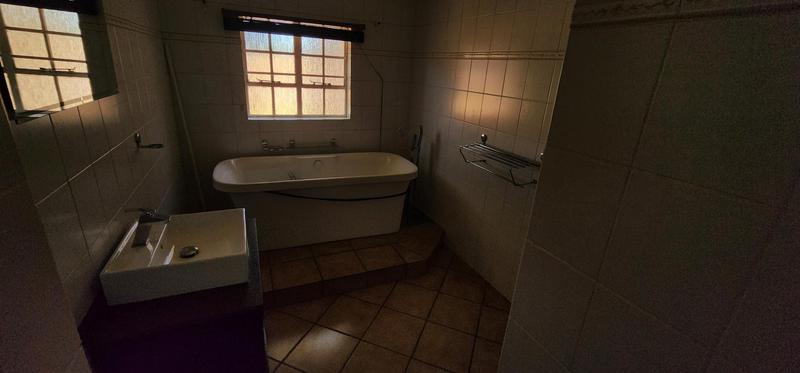 To Let 4 Bedroom Property for Rent in Klippoortjie Gauteng