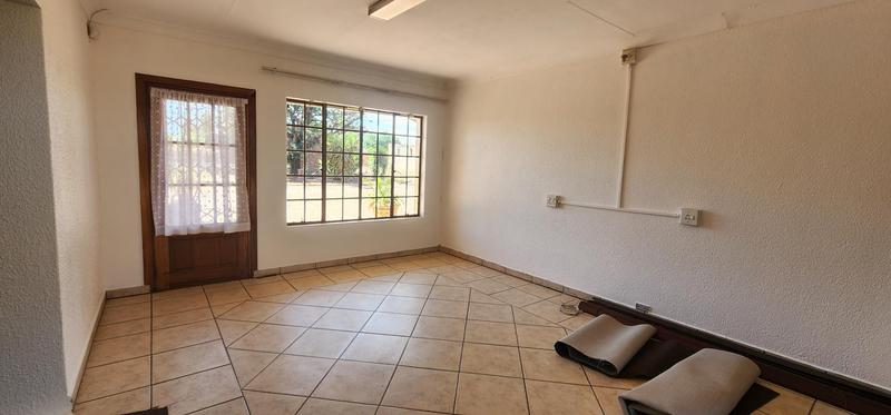 To Let 4 Bedroom Property for Rent in Klippoortjie Gauteng