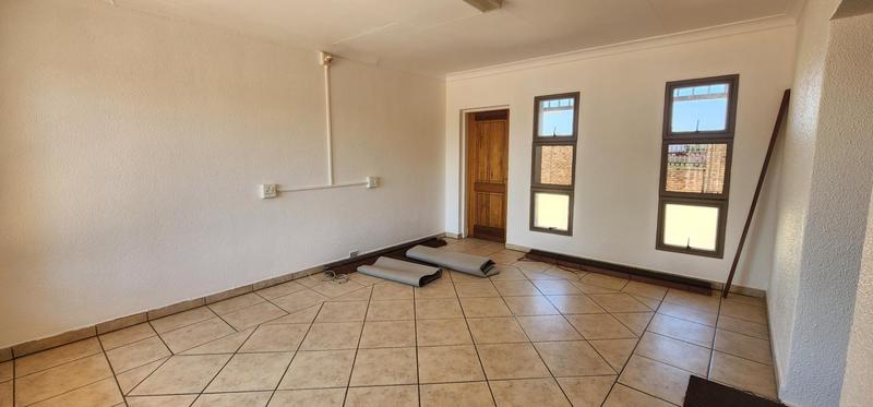 To Let 4 Bedroom Property for Rent in Klippoortjie Gauteng