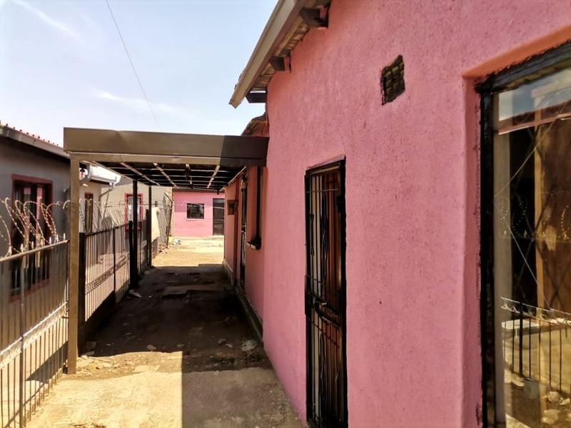 To Let 2 Bedroom Property for Rent in Jabavu Gauteng