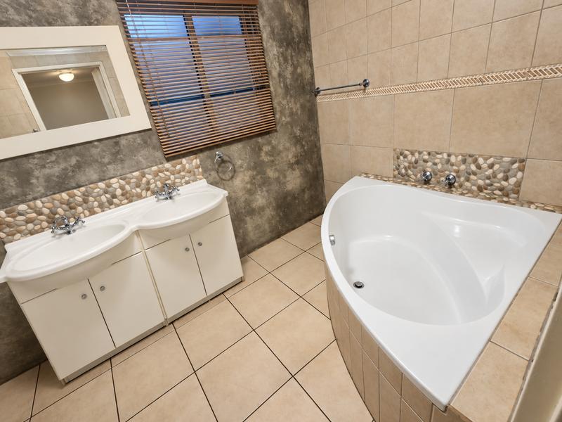 5 Bedroom Property for Sale in Amberfield Gauteng