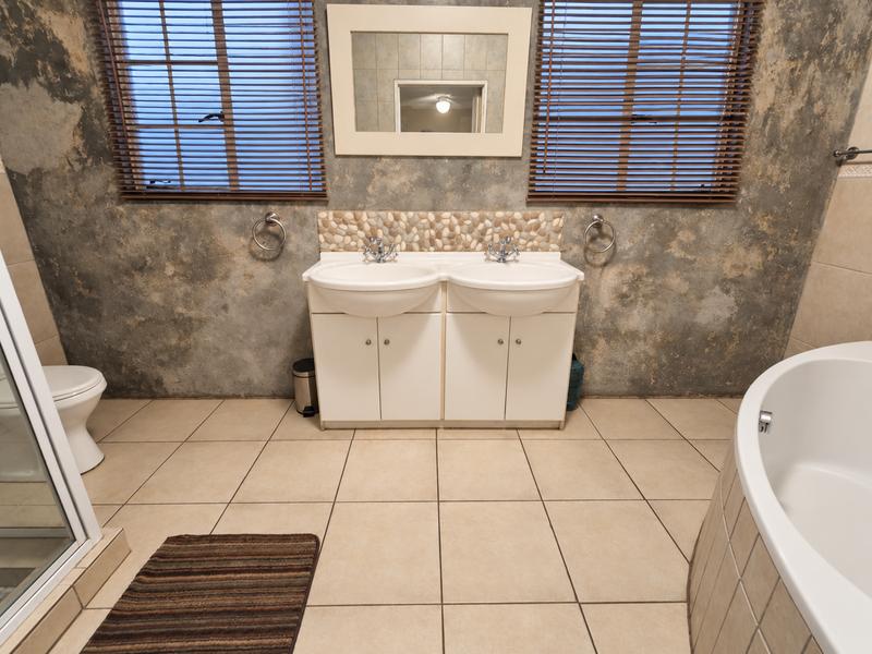 5 Bedroom Property for Sale in Amberfield Gauteng
