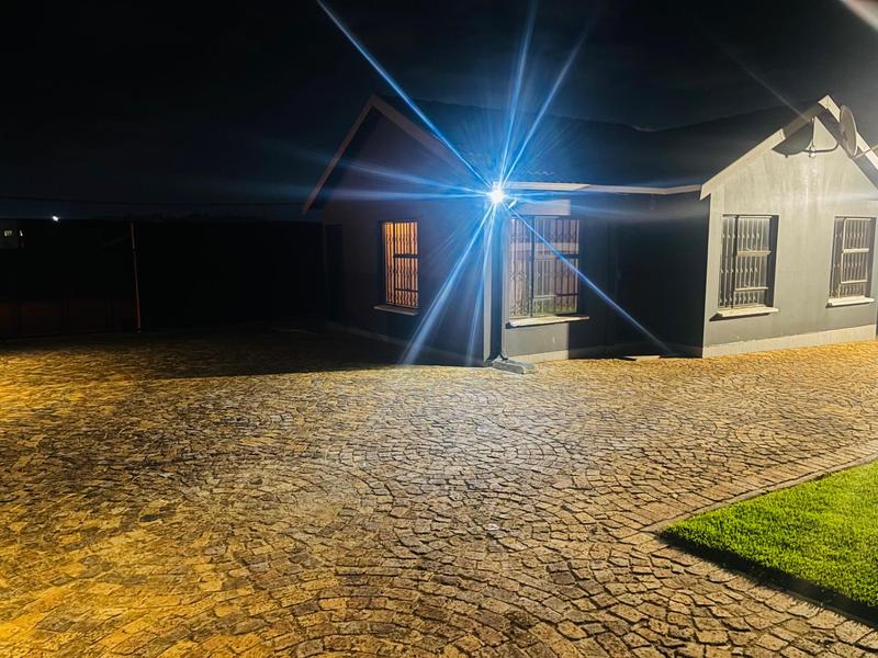 To Let 3 Bedroom Property for Rent in Fleurhof Gauteng