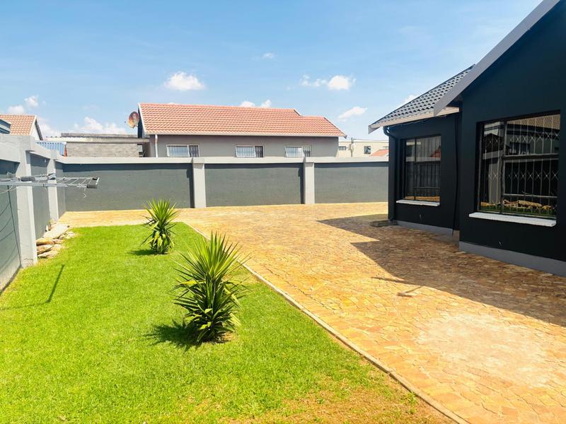 To Let 3 Bedroom Property for Rent in Fleurhof Gauteng