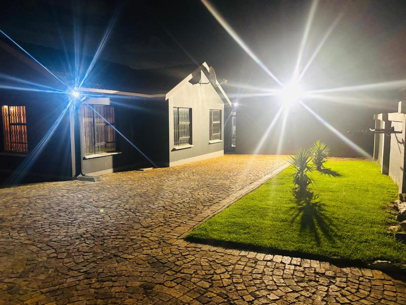 To Let 3 Bedroom Property for Rent in Fleurhof Gauteng