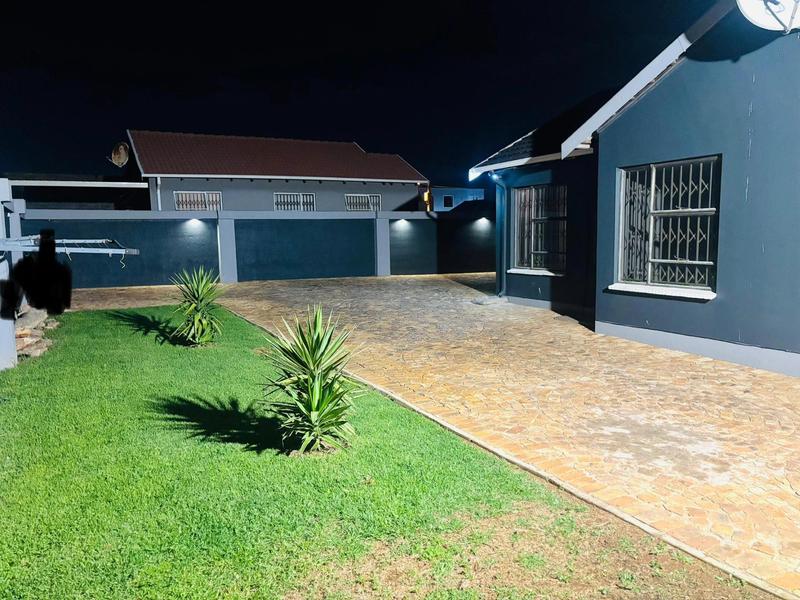 To Let 3 Bedroom Property for Rent in Fleurhof Gauteng