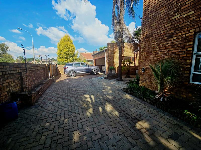 To Let 4 Bedroom Property for Rent in Glen Marais Gauteng