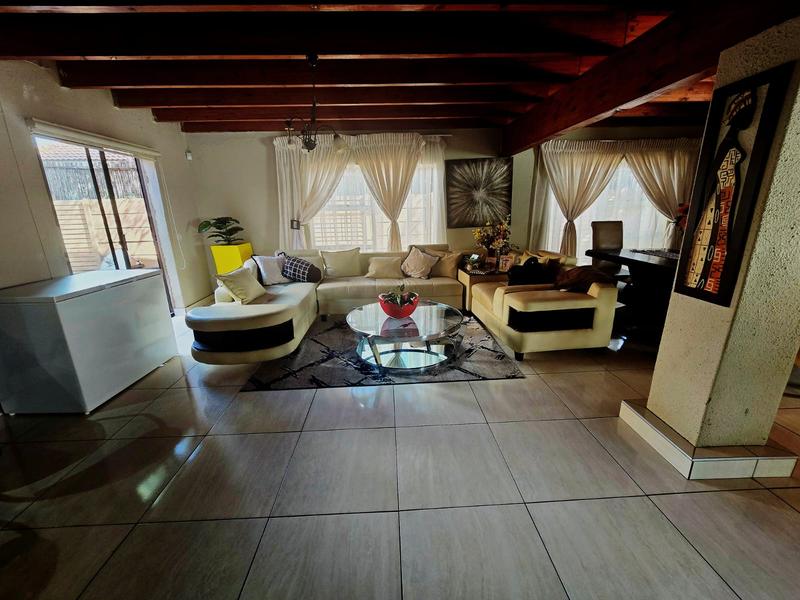 To Let 4 Bedroom Property for Rent in Glen Marais Gauteng