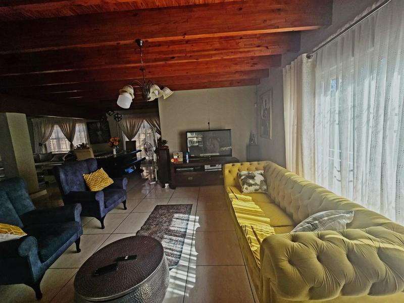 To Let 4 Bedroom Property for Rent in Glen Marais Gauteng