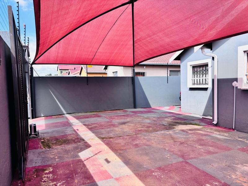 To Let 2 Bedroom Property for Rent in Fleurhof Gauteng