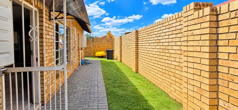 2 Bedroom Property for Sale in The Reeds Gauteng