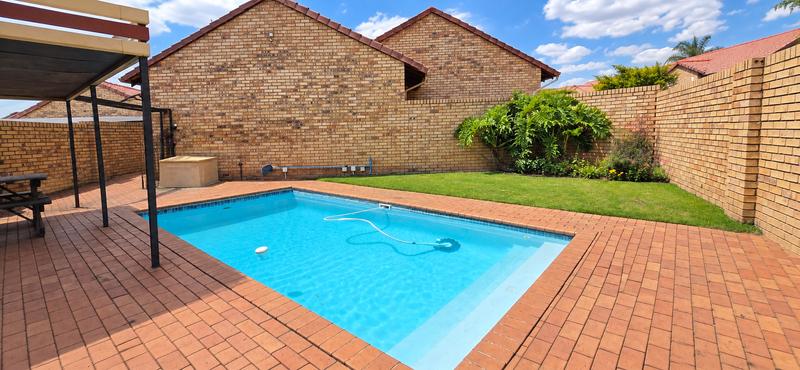 2 Bedroom Property for Sale in The Reeds Gauteng