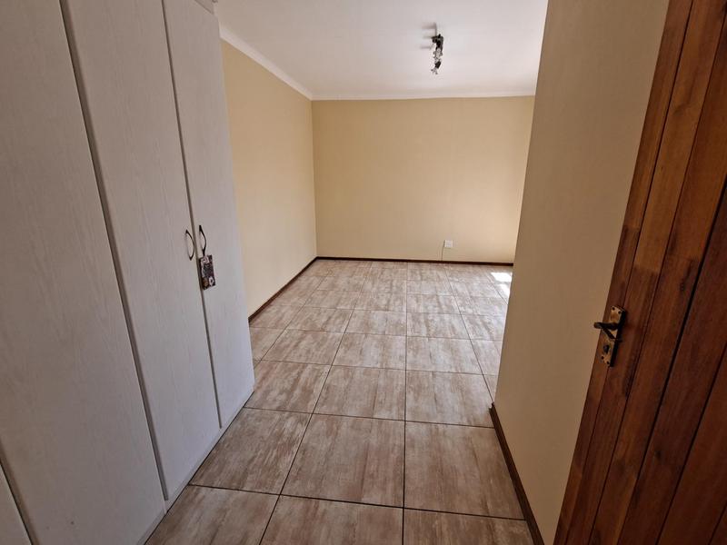 To Let 4 Bedroom Property for Rent in Faerie Glen Gauteng