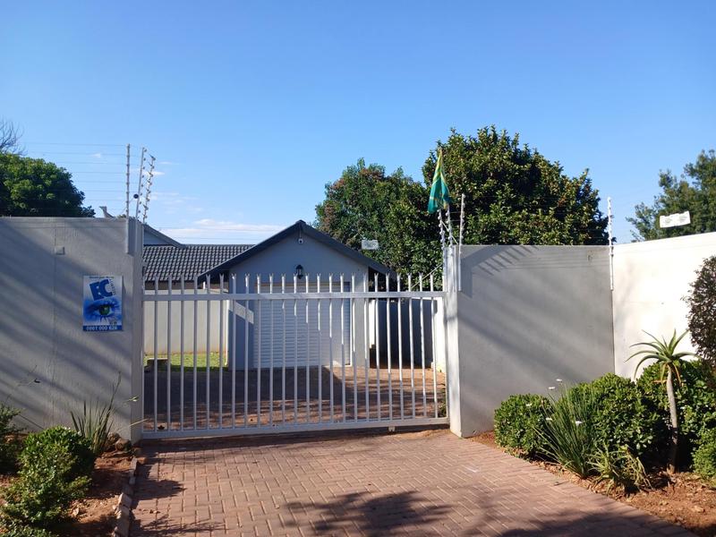 To Let 4 Bedroom Property for Rent in Weltevreden Park Gauteng