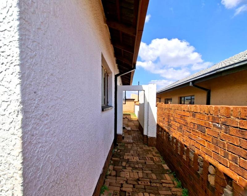 3 Bedroom Property for Sale in Protea North Gauteng