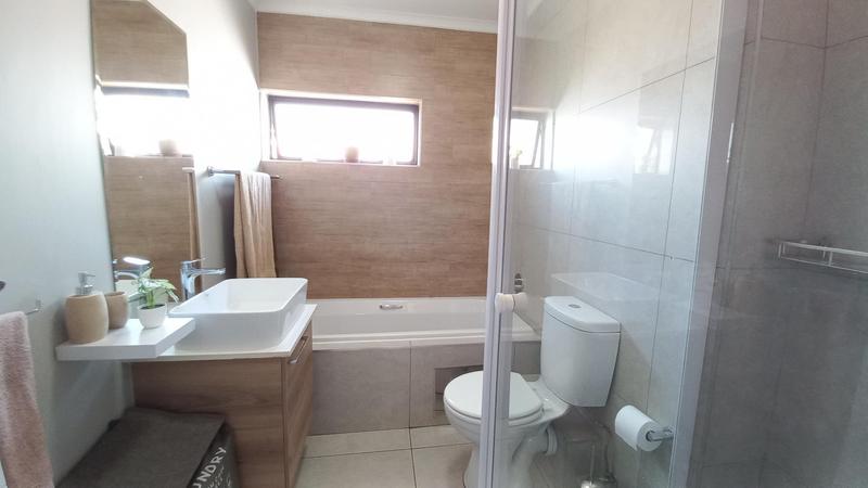 To Let 2 Bedroom Property for Rent in Glen Marais Gauteng