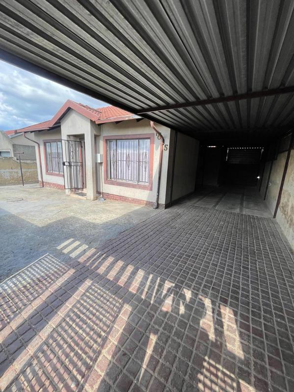 4 Bedroom Property for Sale in Mofolo North Gauteng