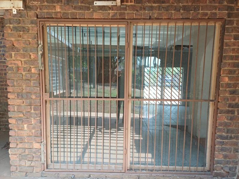 5 Bedroom Property for Sale in Nimrodpark Gauteng