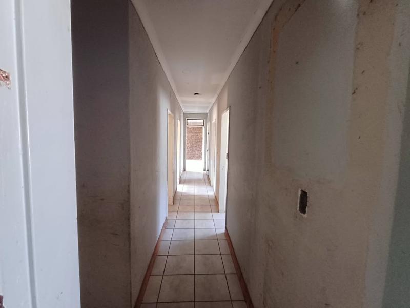5 Bedroom Property for Sale in Nimrodpark Gauteng
