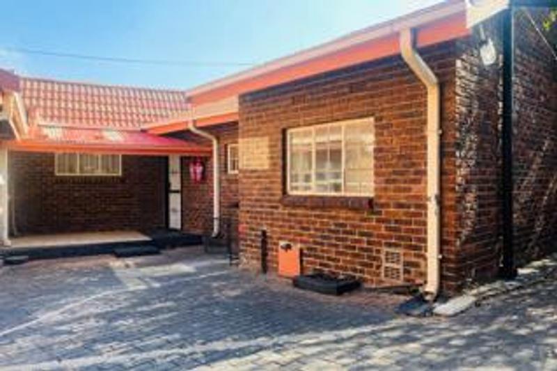 To Let 2 Bedroom Property for Rent in Fleurhof Gauteng