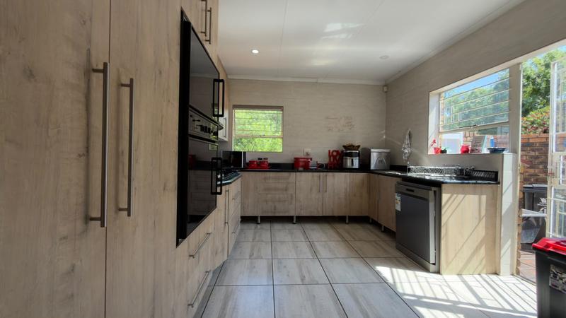 To Let 3 Bedroom Property for Rent in Farrarmere Gauteng