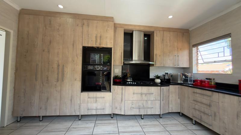 To Let 3 Bedroom Property for Rent in Farrarmere Gauteng