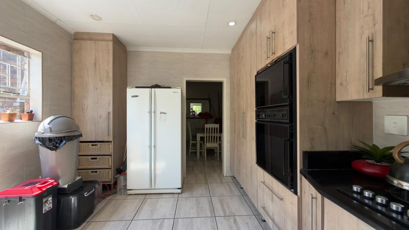 To Let 3 Bedroom Property for Rent in Farrarmere Gauteng