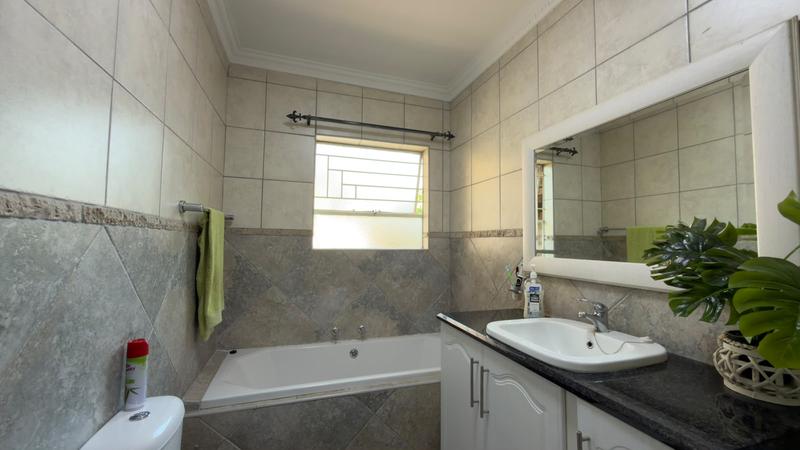 To Let 3 Bedroom Property for Rent in Farrarmere Gauteng