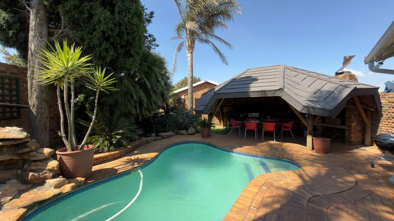 To Let 3 Bedroom Property for Rent in Farrarmere Gauteng