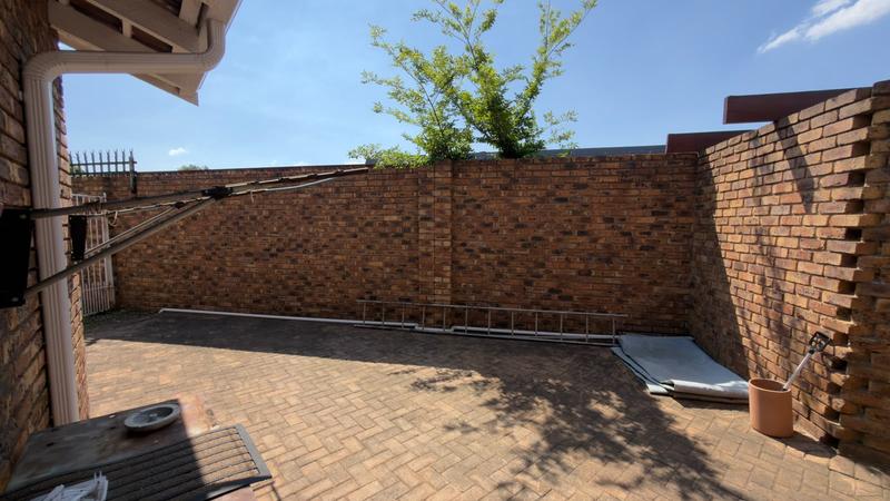 To Let 3 Bedroom Property for Rent in Farrarmere Gauteng