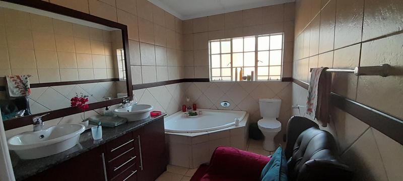 To Let 3 Bedroom Property for Rent in Thatchfield Gauteng