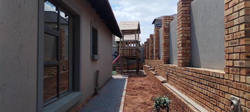 3 Bedroom Property for Sale in Wildtuinpark Gauteng