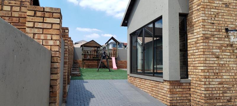 3 Bedroom Property for Sale in Wildtuinpark Gauteng