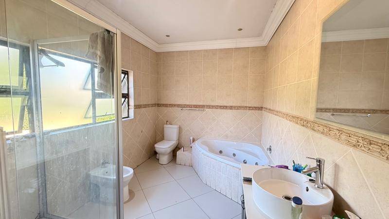 To Let 6 Bedroom Property for Rent in Broadacres Gauteng