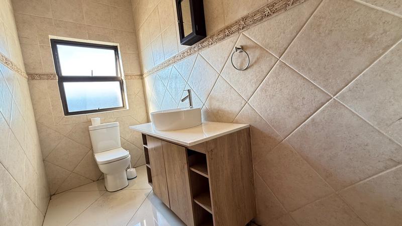 To Let 6 Bedroom Property for Rent in Broadacres Gauteng
