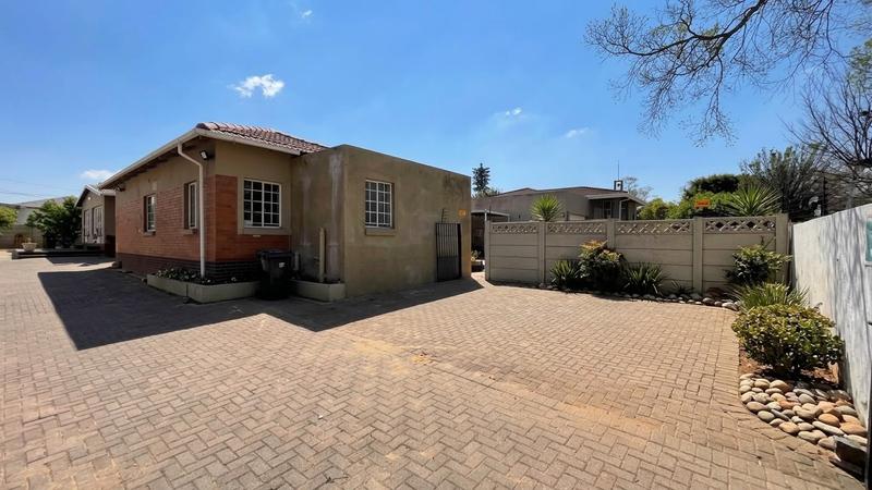 To Let 5 Bedroom Property for Rent in Discovery Gauteng