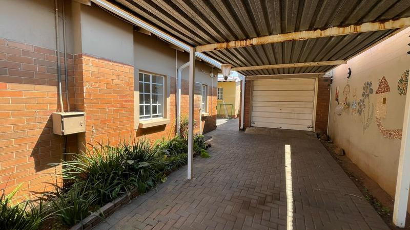 To Let 5 Bedroom Property for Rent in Discovery Gauteng