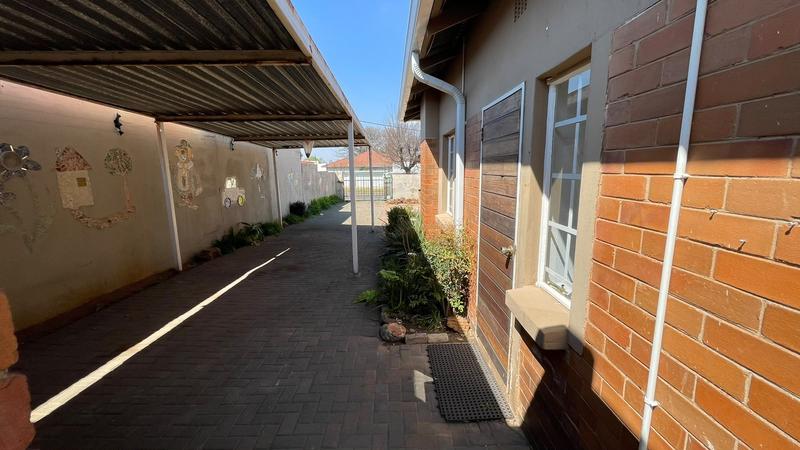 To Let 5 Bedroom Property for Rent in Discovery Gauteng