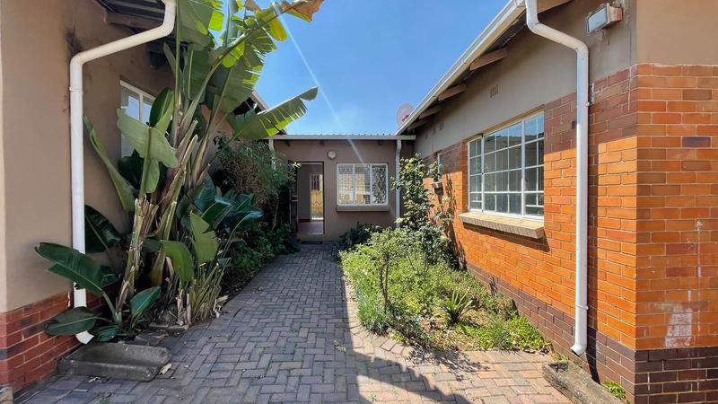 To Let 5 Bedroom Property for Rent in Discovery Gauteng