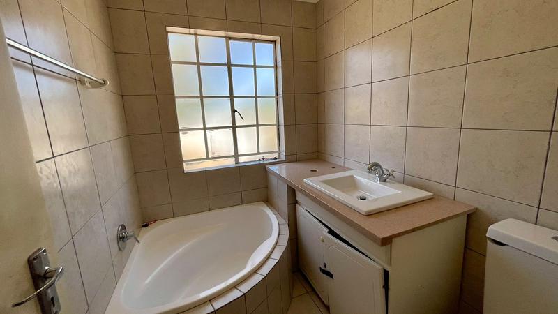 To Let 5 Bedroom Property for Rent in Discovery Gauteng