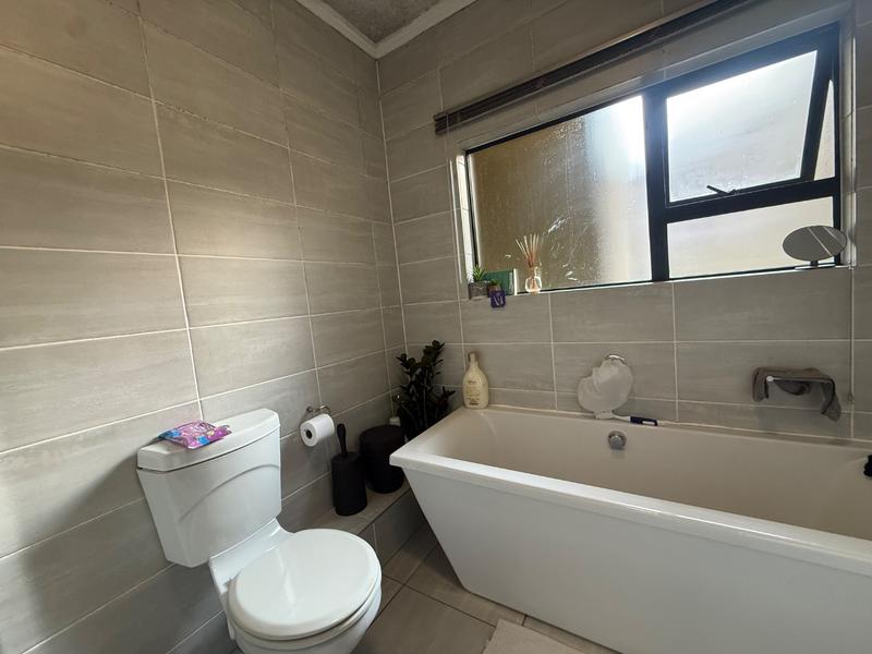 To Let 3 Bedroom Property for Rent in Waterfall Gauteng