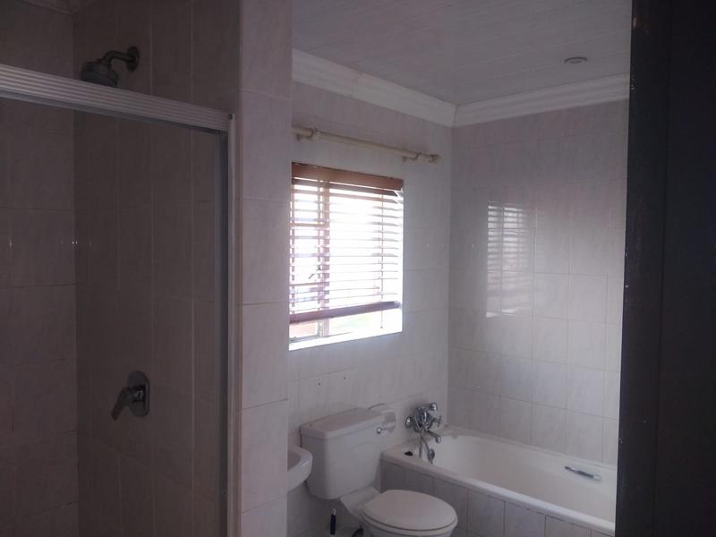 2 Bedroom Property for Sale in Rooihuiskraal North Gauteng