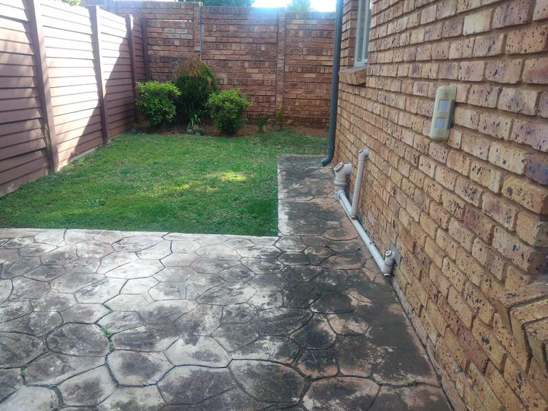 2 Bedroom Property for Sale in Rooihuiskraal North Gauteng