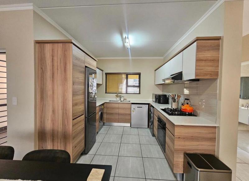 To Let 2 Bedroom Property for Rent in Waterfall Gauteng