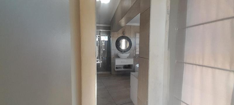 6 Bedroom Property for Sale in Linden Gauteng